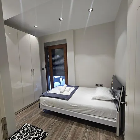 Aura Skanderbeg Square Daire Tiran